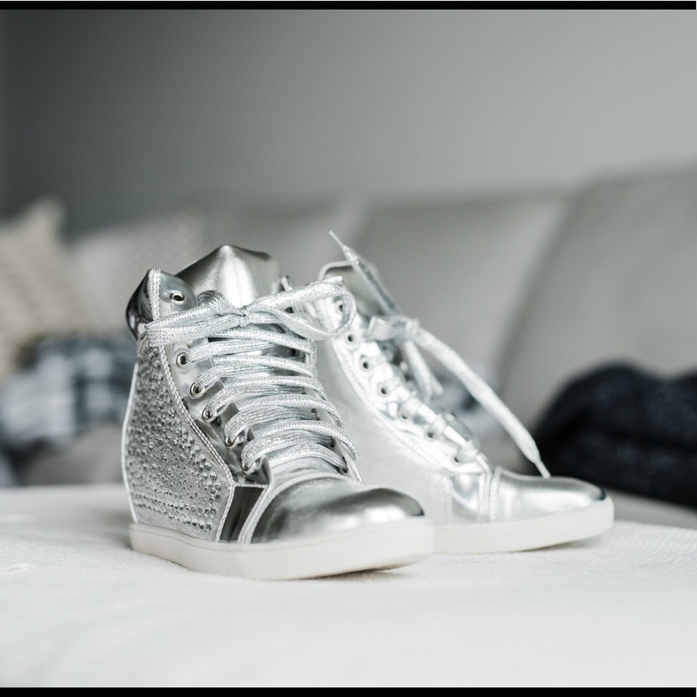 DeBlossom Silver Sneaker